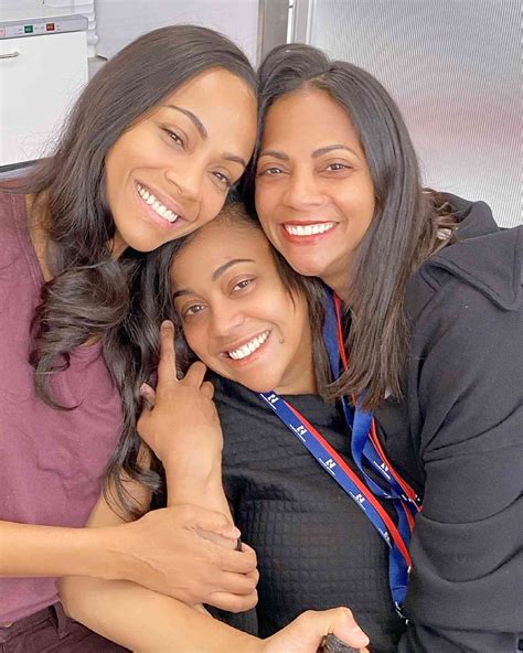zoe saldana twin sister.